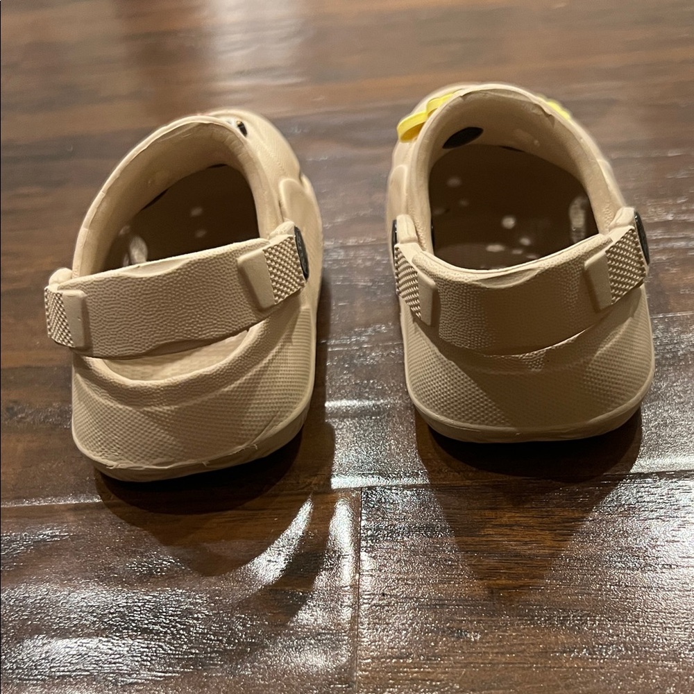 Kids Beige Clogs with Fun Charms SIze 12-18 Months (Size 4- 4.5 ) - Picture 3 of 8